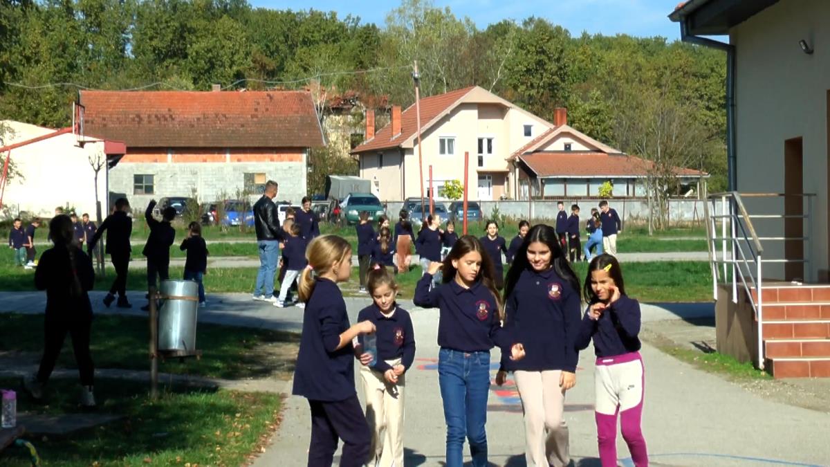 OVO JE ŠKOLA O KOJOJ PRIČA CELA SRBIJA: Vraćene školske uniforme u selu kod Čačka, svi mališani obučeni isto - a evo kakve su njihove REAKCIJE (FOTO)