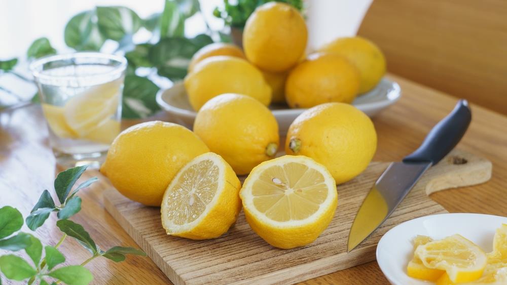 Kad ovo vidite nikad je više nećete bacati: 10 genijalnih načina da iskoristite koru limuna u kući!
