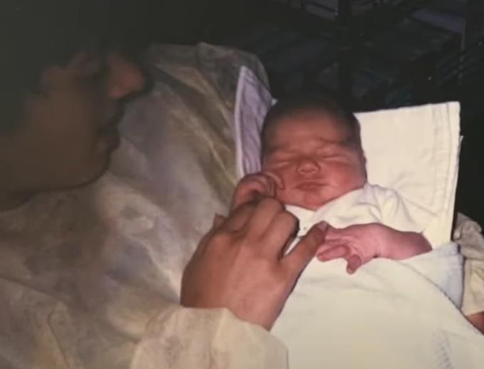 Imala je 18 kad se porodila i sina više nije videla: Sliku čuvala 33 godine, a onda je saznala istinu