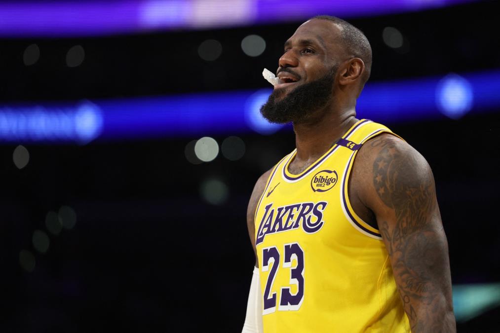 LEBRON U PETOJ DECENIJI ŽIVOTA – 45 MINUTA, 29 POENA I 13 SKOKOVA! Neuništvi „Kralj“ oduševio planetu: Ukradena lopta, pa trojka za produžetak (VIDEO)