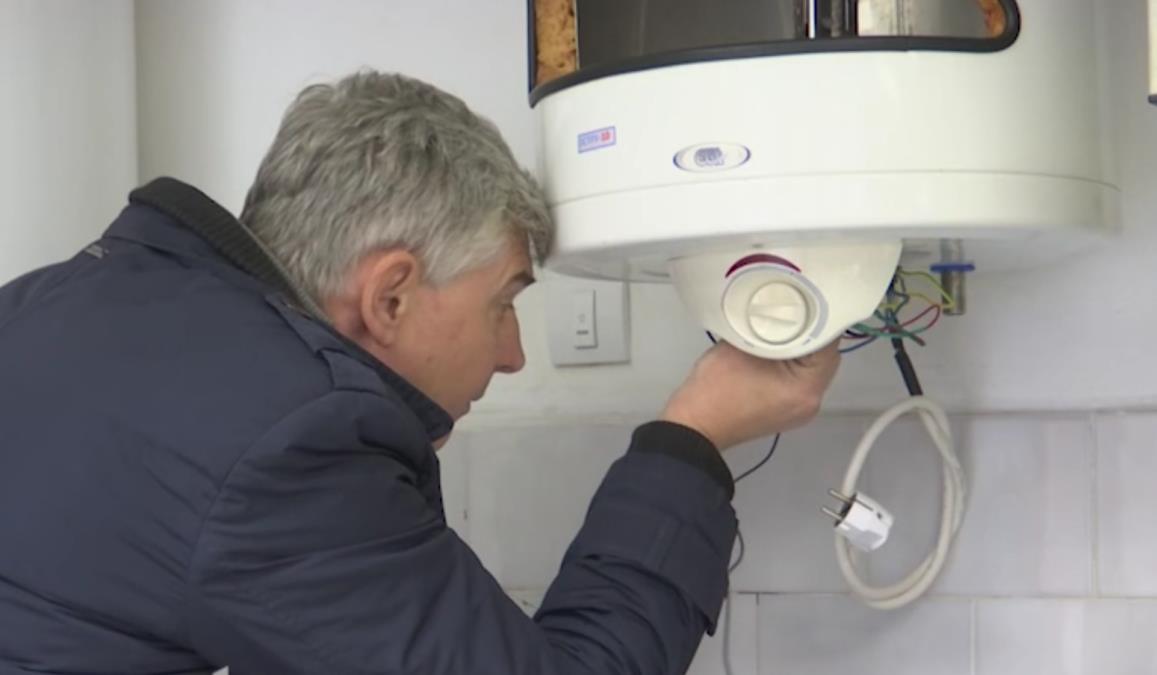 "Kuća će biti hladnija, a računi niži": Stručnjak savetuje da promenom jedne postavke na bojleru možete da uštedite energiju