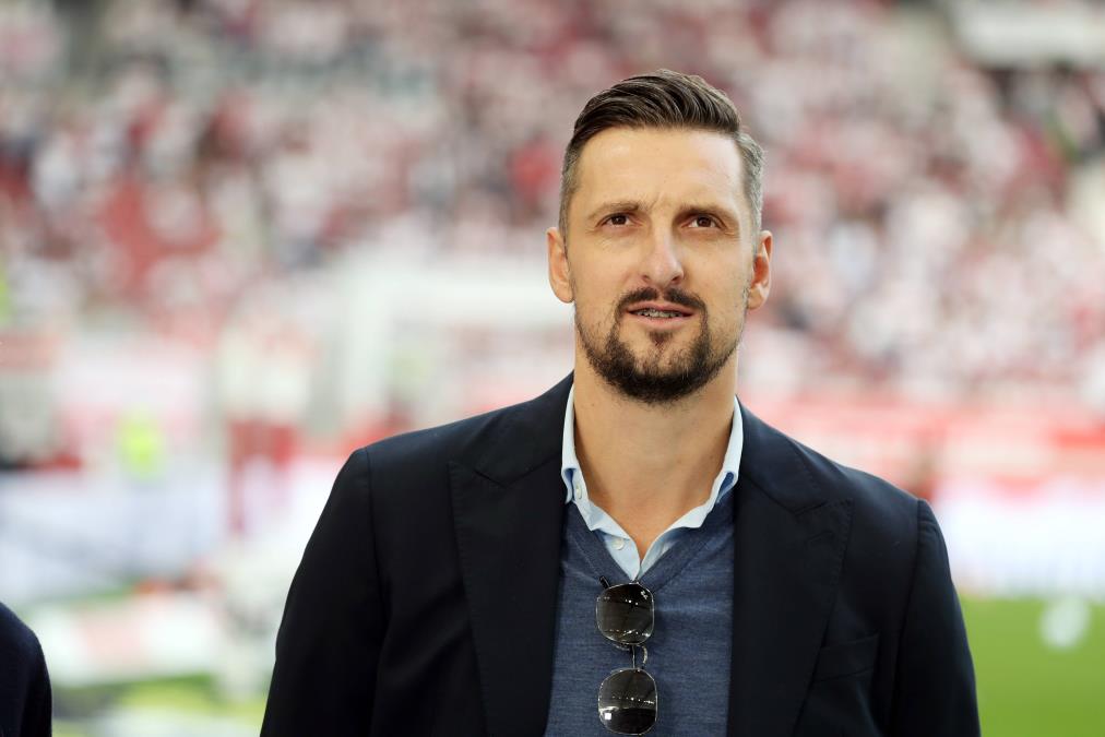 GORE MREŽE ZBOG FOTKE SRBINA SA ALBANSKIM PROVOKATOROM! Bivši reprezentativac u provodu sa Džakom - supruga otkrila šta se krije iza svega!