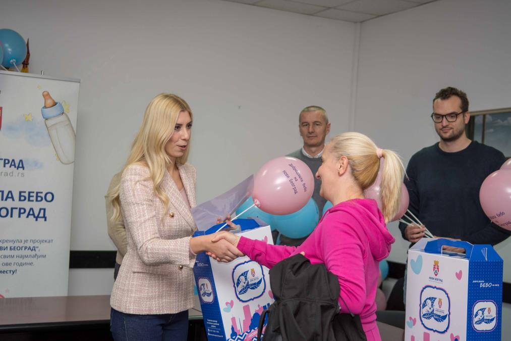 LEPA VEST ZA RODITELJE Opština Novi Beograd obradovala porodice koje su ove godine dobile prinovu rođenu ove godine: Evo šta sve sadrže poklon paketi