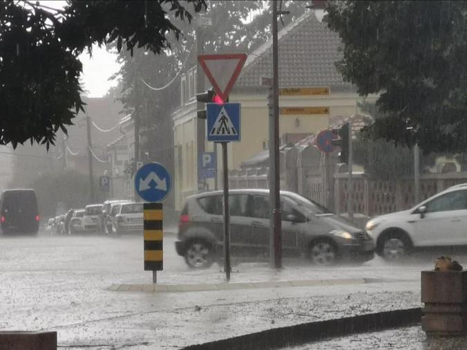 OLUJNO NEVREME TUČE PO SRBIJI, VETAR SRUŠIO SEMAFOR! Strašni prizori kod Čačka: Ljudi ostali bez struje, nastao saobraćajni kolaps - izdat HITAN APEL (FOTO)