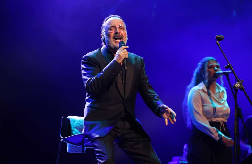 PUBLIKA RAZOČARANA NA KONCERTU TONIJA CETINSKOG! Debelo kasnio na nastup, a kad je izašao na binu dočekalo ga zviždanje 