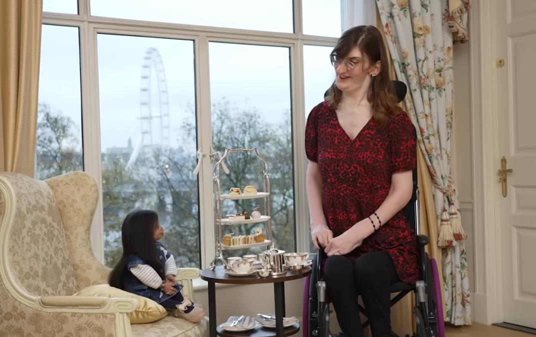 Pogledajte kako izgledaju najviša i najniža žena na svetu! Srele se na posebnom mestu, otkrile da su imale samo jedan problem (FOTO)