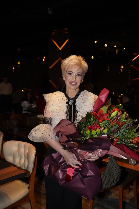 (FOTO) IMA NA HILJADE PRATIOCA, MODNI BREND JE UZEO ZA ZAŠTITNO LICE, SA 19 GODINA SE ZAPOSLILA: Ovo je ćerka Dušice Jakovljević 