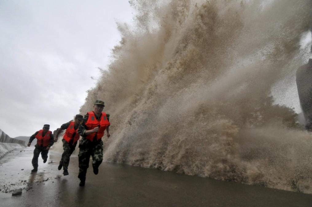 UZBUNA NA JUGU JAPANA, TUTNJI OGROMNOM BRZINOM! Stiže oluja neslućenih razmera, HITNO zatvoren aerodrom na Okinavi, u toku je EVAKUACIJA! (FOTO/VIDEO)