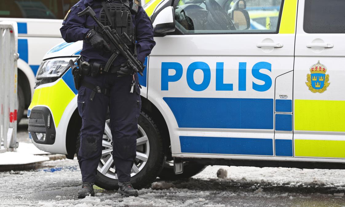 KRVAVI NAPAD U SREDNJOJ ŠKOLI! Napadač sa MAČEM povredio više osoba, policija odmah reagovala