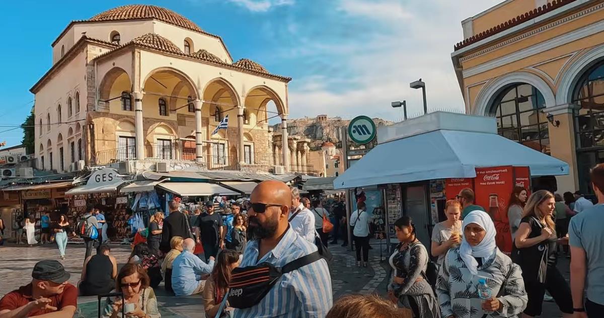 Drama Srpkinje u Grčkoj! Baka joj ukrala telefon, a onda usledila filmska potera kroz Atinu - Uroš preko telefona lovio lopova, a onda...