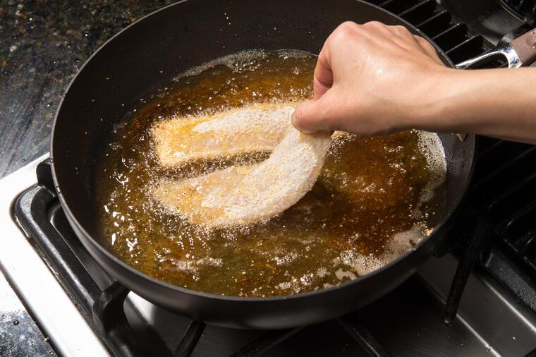 Evo kako Grkinje pohuju ribu a da ne upije ni kap ulja: Tajna je u jednom sastojku koji svi imamo u kući