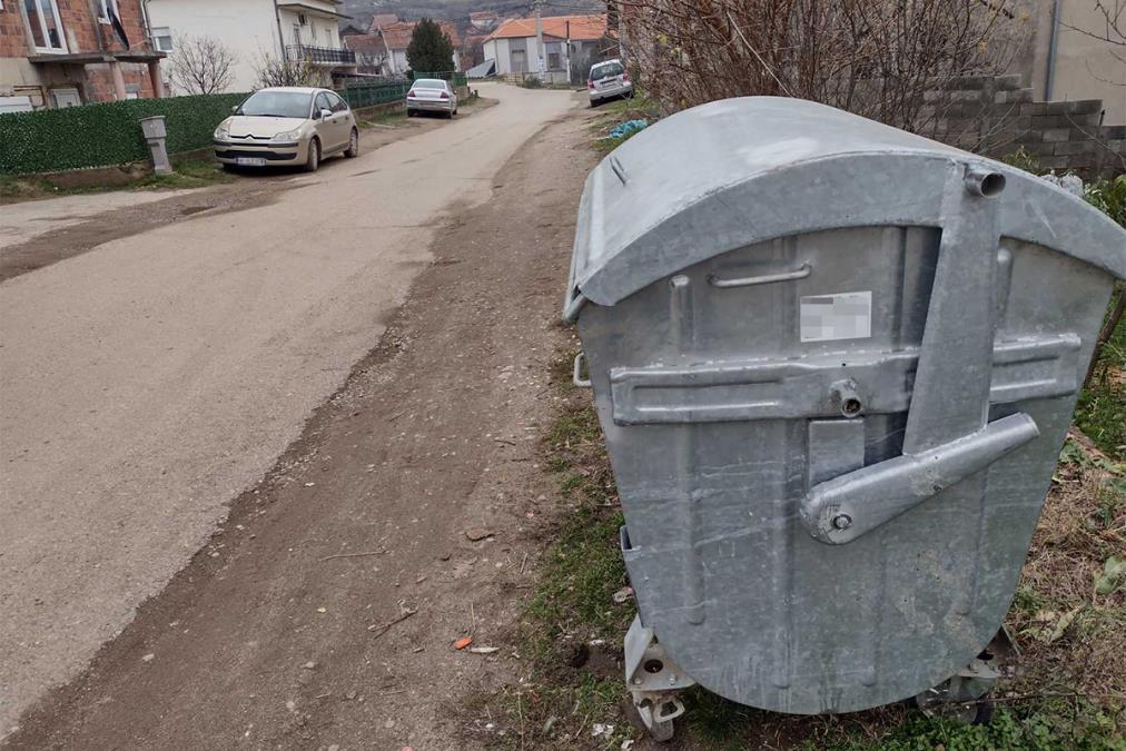UŽAS U PROKUPLJU! NOGA JOJ SE DRŽALA SAMO NA DELU KOŽE: Kontejner pao na ženu i teško je povredio! 