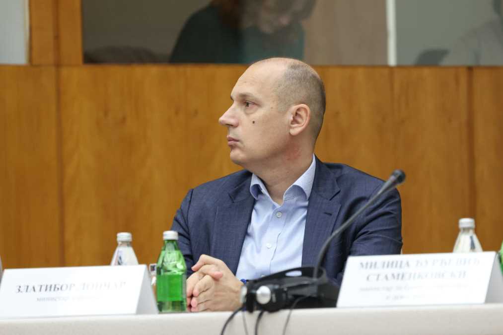 OVAKVO NASILJE JE NEDOPUSTIVO! Srpska lista osudila okupljanje ispred stana ministra Lončara