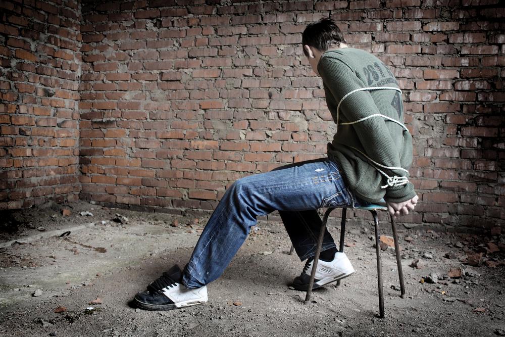 PAR UHAPŠEN ZBOG OTMICE MUŠKARCA U BEOGRADU: Odveli ga u jedan stan i pretukli, zadobio teške povrede glave!