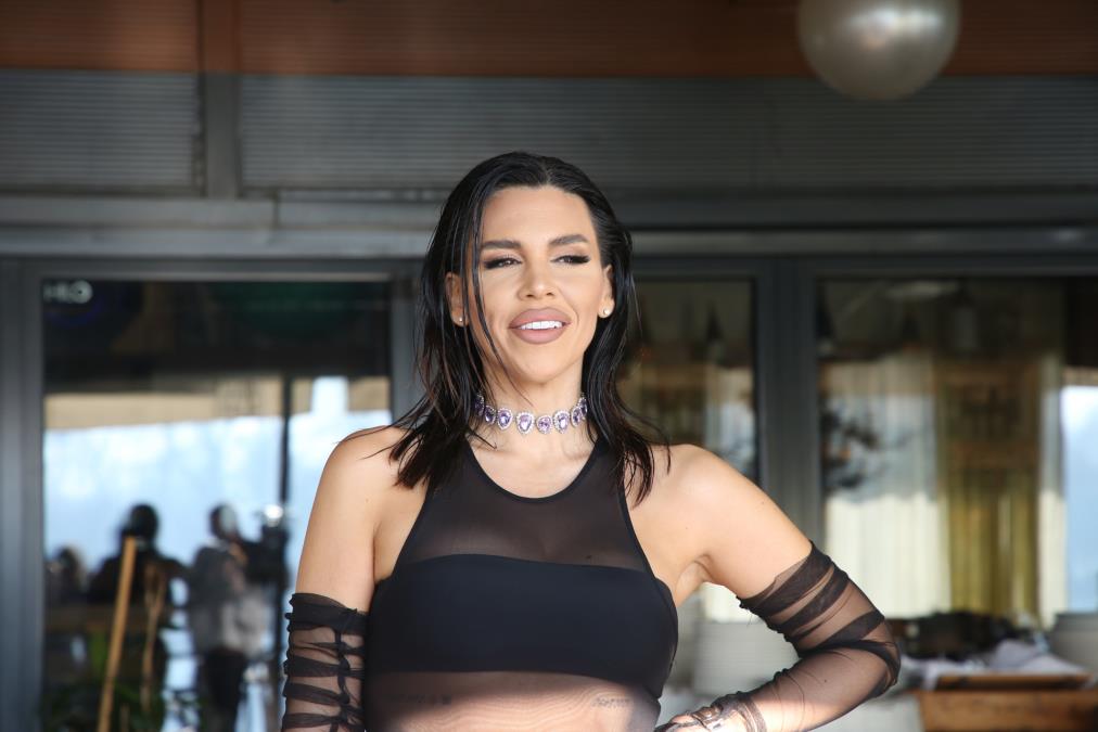 BILI U CENTRU PAŽNJE ZBOG SKANDALA NA AERODROMU, A SAD SE TOPE OD LJUBAVI! Pevačicu muž  iznenadio poklonom, odmah se oglasila: Ja sam... (FOTO)