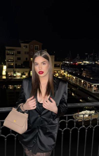 ĆERKA ZDRAVKA ČOLIĆA OTIŠLA NA PLAŽU PA SE SVUKLA! Una pokazala sve svoje obline, vidi se sa čim raspolaže i gore i dole (FOTO)