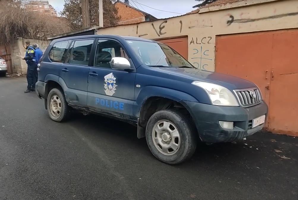 ŽESTOK VATRENI OBRAČUN U UROŠEVCU, UČESTVOVAO I POLICAJAC: Ranjene dve osobe, hitno prebačeni u Klinički centar