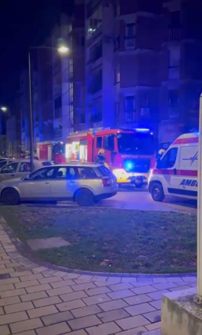 DRAMA U NOVOSADSKOM STANU! Veš mašina iznenada buknula usred stambene zgrade: Dva vatrogasna vozila odmah izletela na teren! (FOTO)