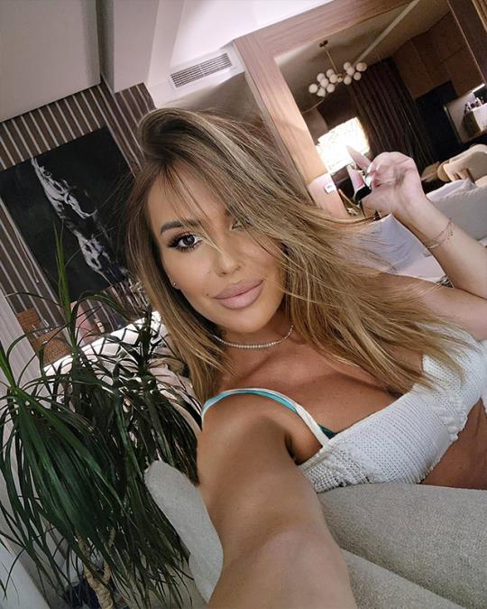 TRUDNU PEVAČICU MUŽ PREVARIO SA NAJBOLJOM DRUGARICOM U NJIHOVOM STANU! Sa njim dobila dvoje dece, a sad čeka bebu sa 5 godina mlađim kolegom