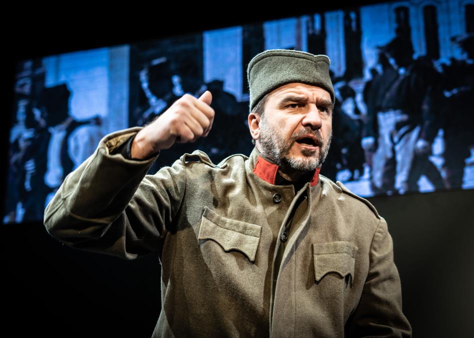 "Skloni to iz ruke odmah!" Nenad Jezdić prekinuo predstavu "Knjiga o Milutinu" zbog muškarca iz publike