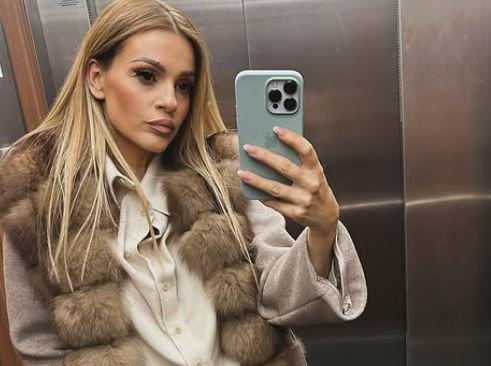 NIJE NI JELENA KOSTOV LUDA! Žene, kada vidite kakvom macanu je pevačica rodila dete neće vam biti dobro: Pripadnik je Žandarmerije