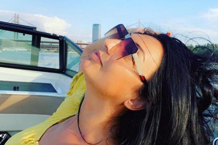 "JA SAM BILA NA GORNJEM SPRATU, ON NA DONJEM SA MNOGO MLAĐOM..." Pevačica iznela u javnost detalje prevare supruga