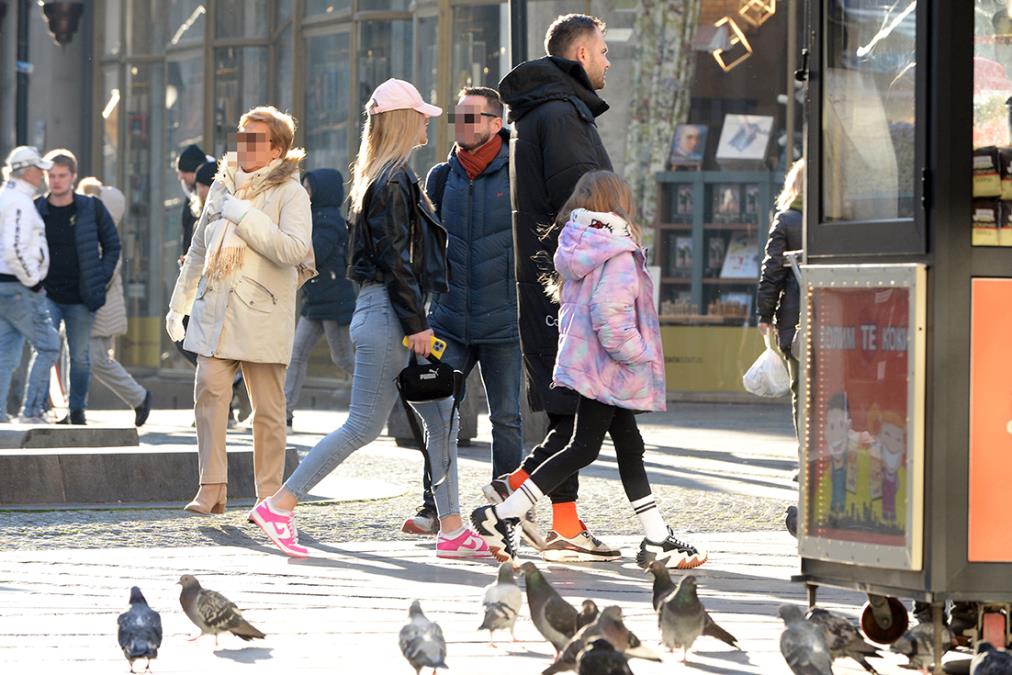 Ljudi u Srbiji idu ulicom i plaču: Svi se pitaju o čemu se radi: Nemila pojava otežava svakodnevni život, a tek je počelo