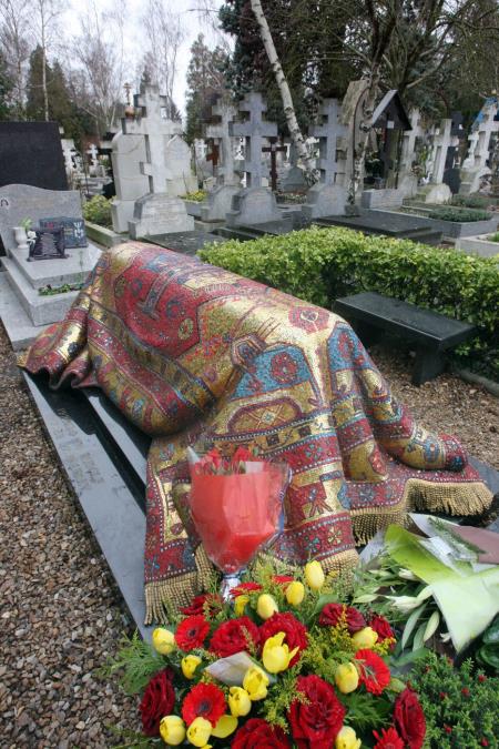 Raskošni ćilim krije tajnu večnog počivališta čuvenog umetnika: Nema tradicionalnih obeležja, a svi znaju čiji je