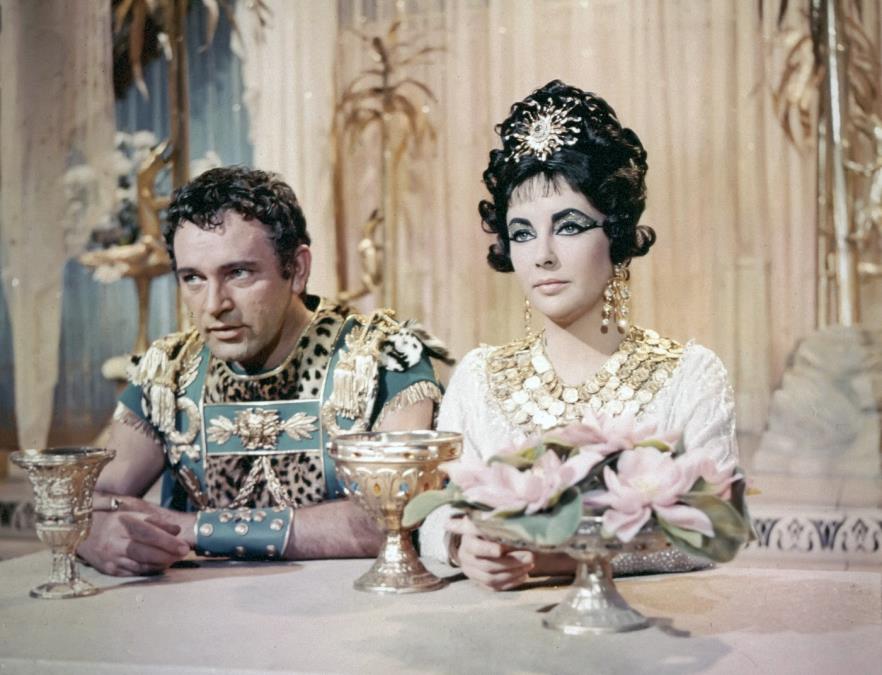 Dva puta se udavala za svoju braću da bi postala najmoćnija žena sveta: Jedan se udavio, drugog je otrovala, a evo šta se sve krilo iza Kleopatrine vladavine