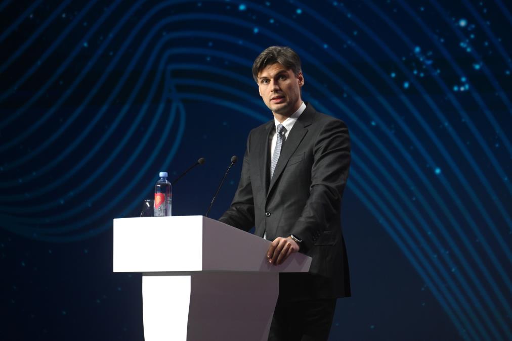 "Dimitrij, pozovi me u tvoj svemirski brod" Direktor ruske svemirske agencije obara s nogu: Neki ga porede s Ilonom Maskom, a žene mu se same nude