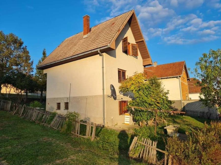 Srbi rasprodaju imanja za bagatelu: Dve kuće, ambar i voćnjak za 11.000€! Ovo su najjeftinije nekretnine!