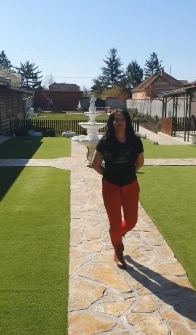 NAŠA PEVAČICA KUPILA 10 STANOVA, IZDAJE IH I ZGRĆE OPASNU LOVU! Sve što je štedela uložila u nekretnine: Napuštam pevanje!