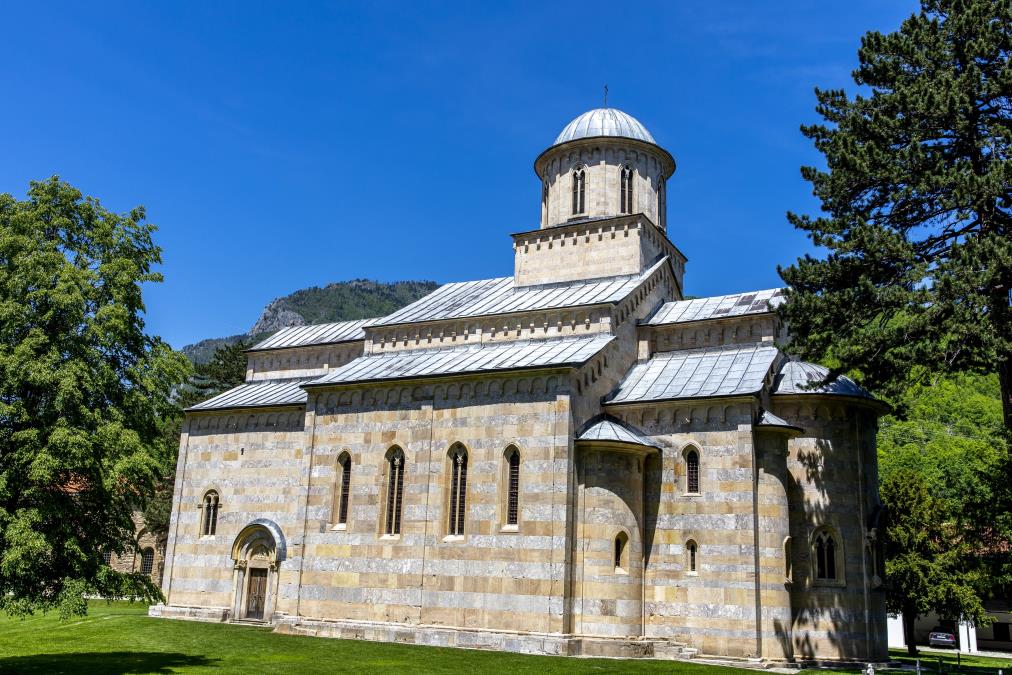 Nastavak nezakonitih radova unutar utvrđene Specijalne zaštitne zone manastira Visoki Dečani: I dalje jedno od najugroženijih kulturnih dobara u Evropi