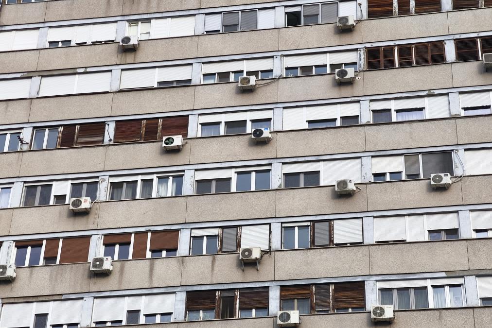 Horor u stanu u Nišu! Podstanarka pobegla preko noći, vlasnica zatekla haos: Patike na plafonu, duborezi u nameštaju, a tek kupatilo…