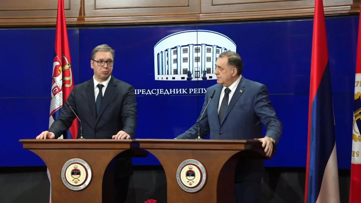 "TEŠKO JE NAĆI REČI UTEHE!" Vučić uputio saučešće Dodiku povodom smrti majke: Neka uspomena na nju bude večna uteha i snaga