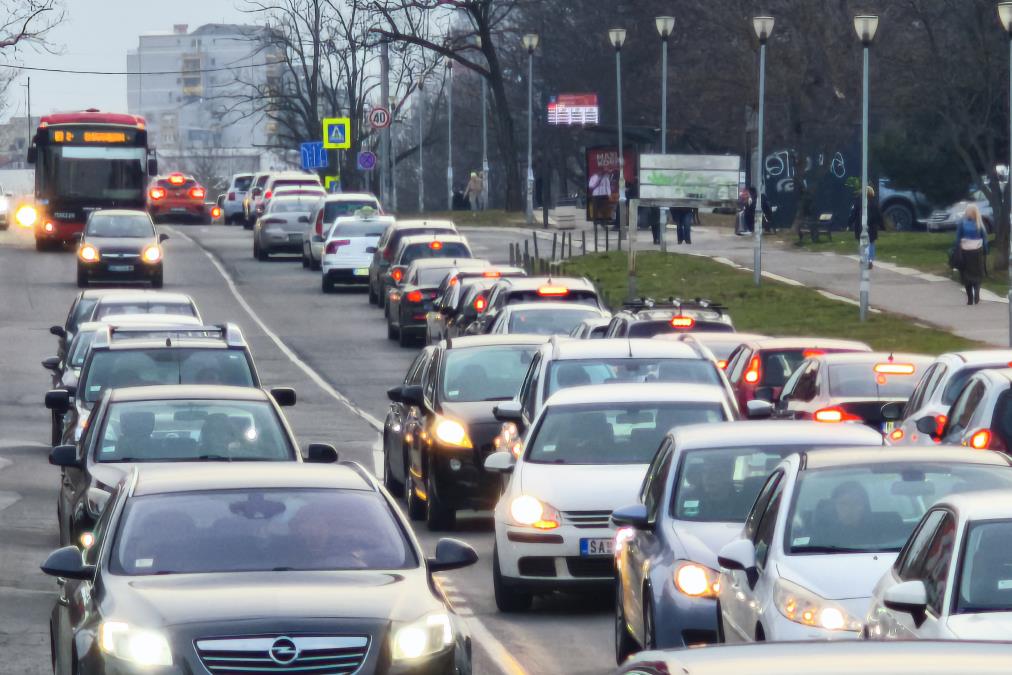 KOLONE U NEDOGLED, GUŽVE PARALISALE BEOGRAD Od Sajma do Ade trebaće vam 40 minuta! Evo gde je najprohodnije, ali i koje delove da izbegavate (FOTO)
