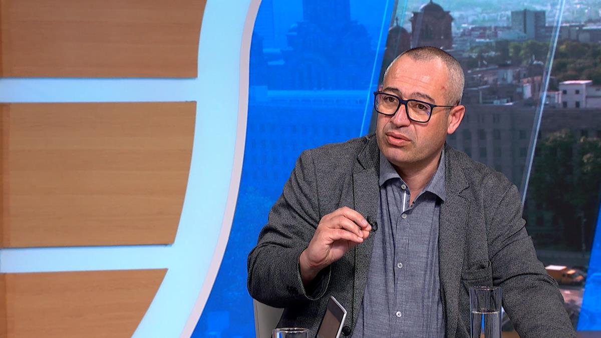 "GOVORIO JE DA LIČIM NA MAJMUNA I PRETIO MI IZA LEĐA!" Oglasio se ekonomista Goran Puzić nakon što su ga napali blokaderi na ulici: Ovo mi se dešava treći put