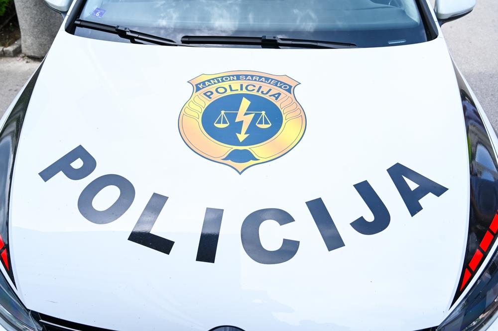 DEVOJČICU (10) AUTOMOBILOM UDARILA DEVOJKA (25): Dete sa teškim povredama zadržano na lečenju u Sarajevu