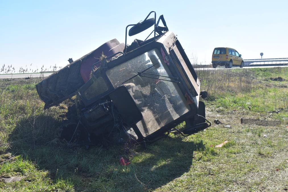 MUŠKARAC ORAO NJIVU PA NASTRADAO: Prevrnuo se traktor i usmrtio vozača