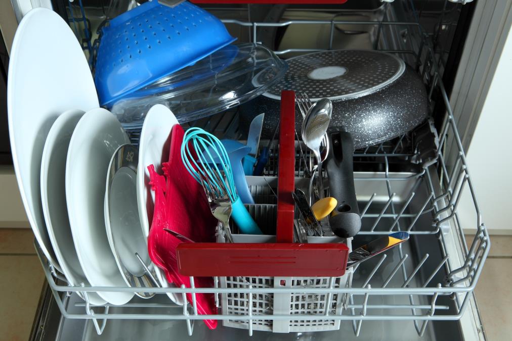 Znate li čemu zapravo služi donja korpa mašine za pranje sudova? Neki ljudi je pogrešno koriste