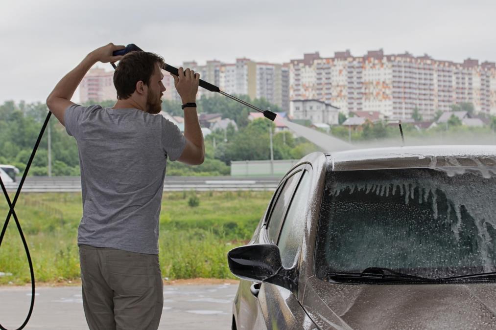 Bojan poginuo dok je prao auto u dvorištu! Stručnjak upozorava: Samo jedna sitnica vas deli od strujnog udara