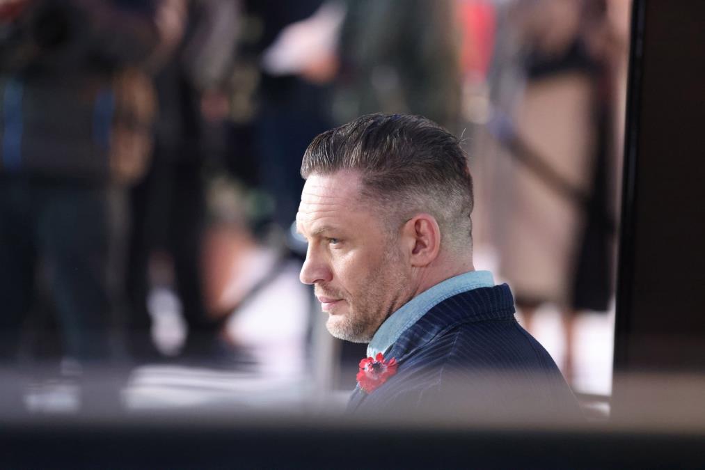 "Ove fotografije u rečnik pored pojma 'tatino telo'": Tom Hardi go do struka izmamio uzdahe širom sveta (foto)