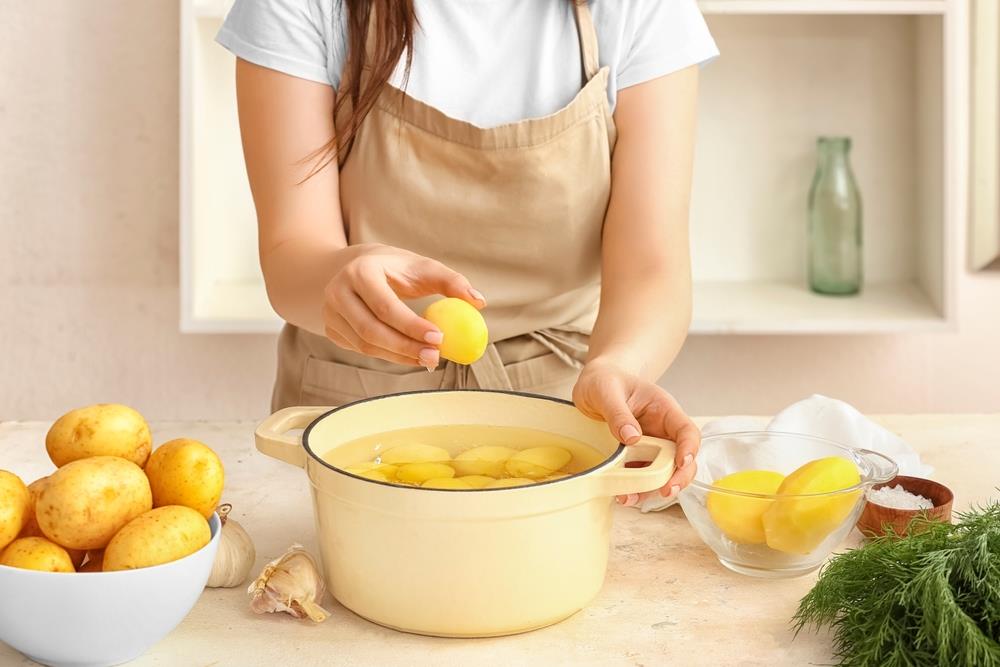 Da li krompir treba kuvati sa poklopcem ili bez njega? Ključno pravilo za savršen ukus mnogi zaboravljaju