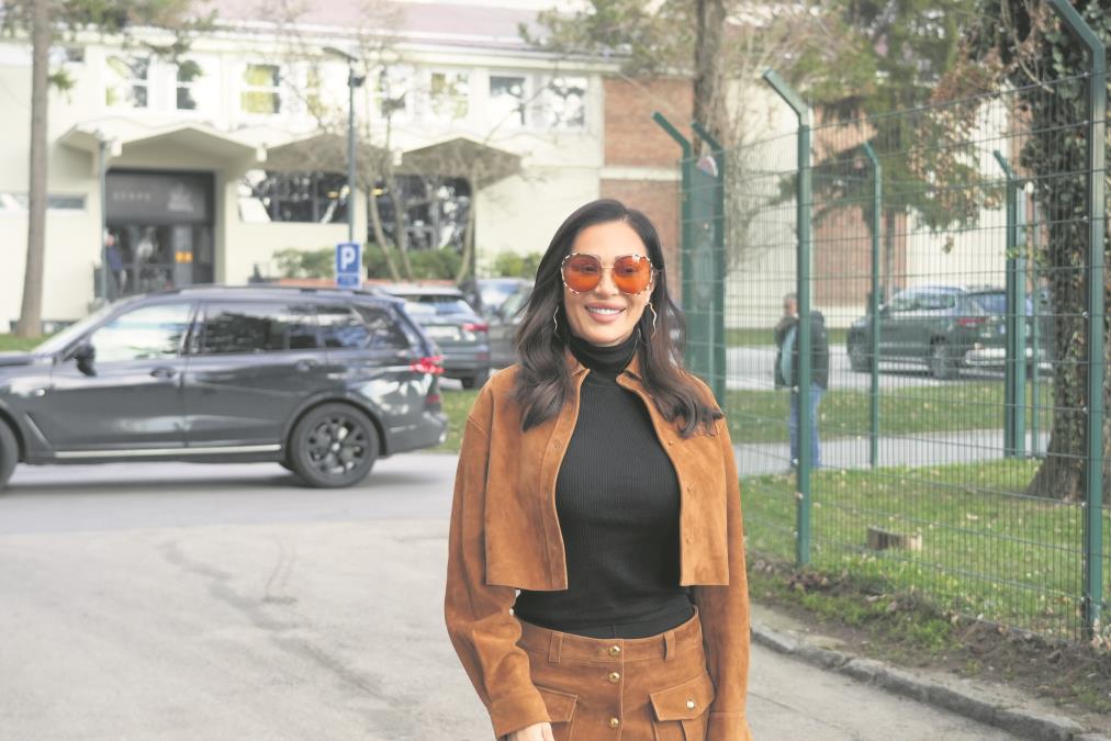 CECIN UNUK PEVA NA RUSKOM! Pevačica ne krije koliko je ponosna, a oglasio se i Veljko! Porodična idila u domu na Dedinju (VIDEO)