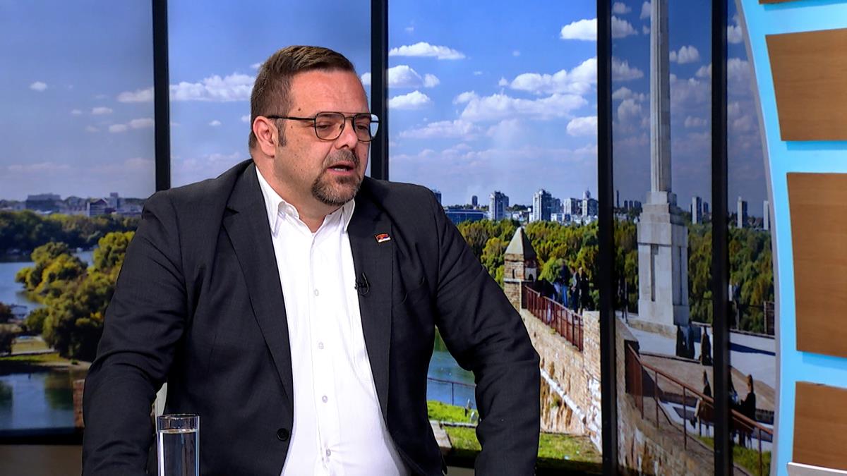 "EU NE MOŽE DA TRAŽI OD SRBIJE ONO ŠTO NIJE NI OD JEDNE ČLANICE" Dane Stanojčić poslao jasnu poruku: KiM je deo Srbije i ne sme da bude uslov za ulaz u EU!