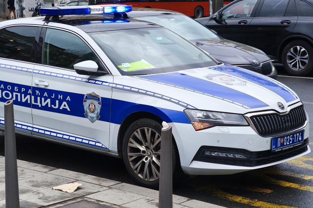 PREVRNUO SE AUTOMOBIL NA AUTO-PUTU! Pogledajte kako je izleteo kod Velikog Mokrog Luga (FOTO)