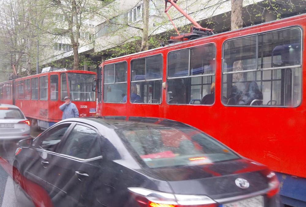 TRAMVAJ UDARIO DEVOJČICU (13) U BULEVARU KRALJA ALEKSANDRA: Povređena maloletnica sanitetom Hitne pomoći prevezena u bolnicu