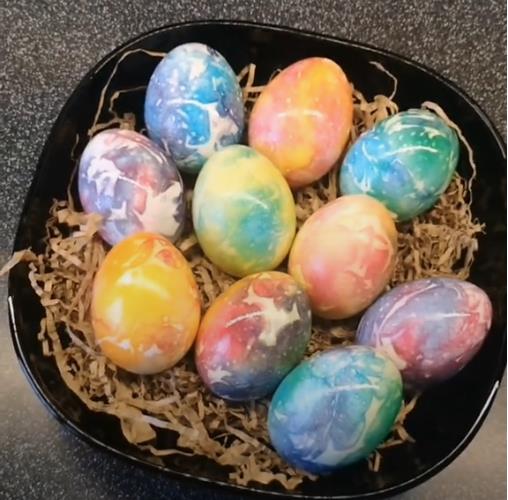 Kako se farbaju jaja šlagom? Brza i jednostavna tehnika pomoću koje ćete imati najdivnije šare