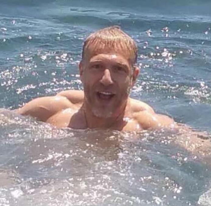 MILAN KALINIĆ SA MISTERIOZNOM ŽENOM NA JAHTI: On skače u more, a ona usnimila svoje noge (FOTO)