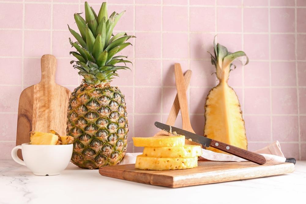 Kako jednostavno oljuštitit ananas: Potreban vam je samo minut!
